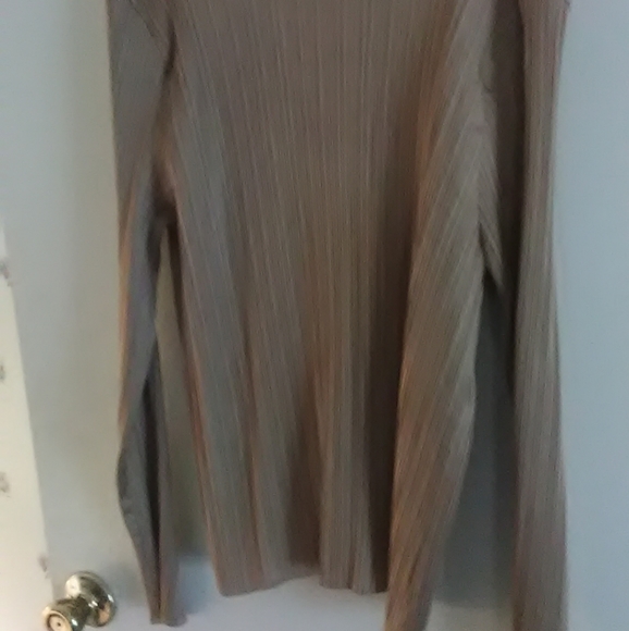 Gold ripple effect long sleeve shirt. - Picture 3 of 3
